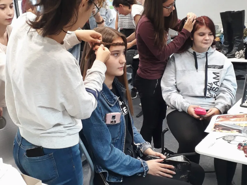 Jugendliche frisieren sich gegenseitig die Haare.